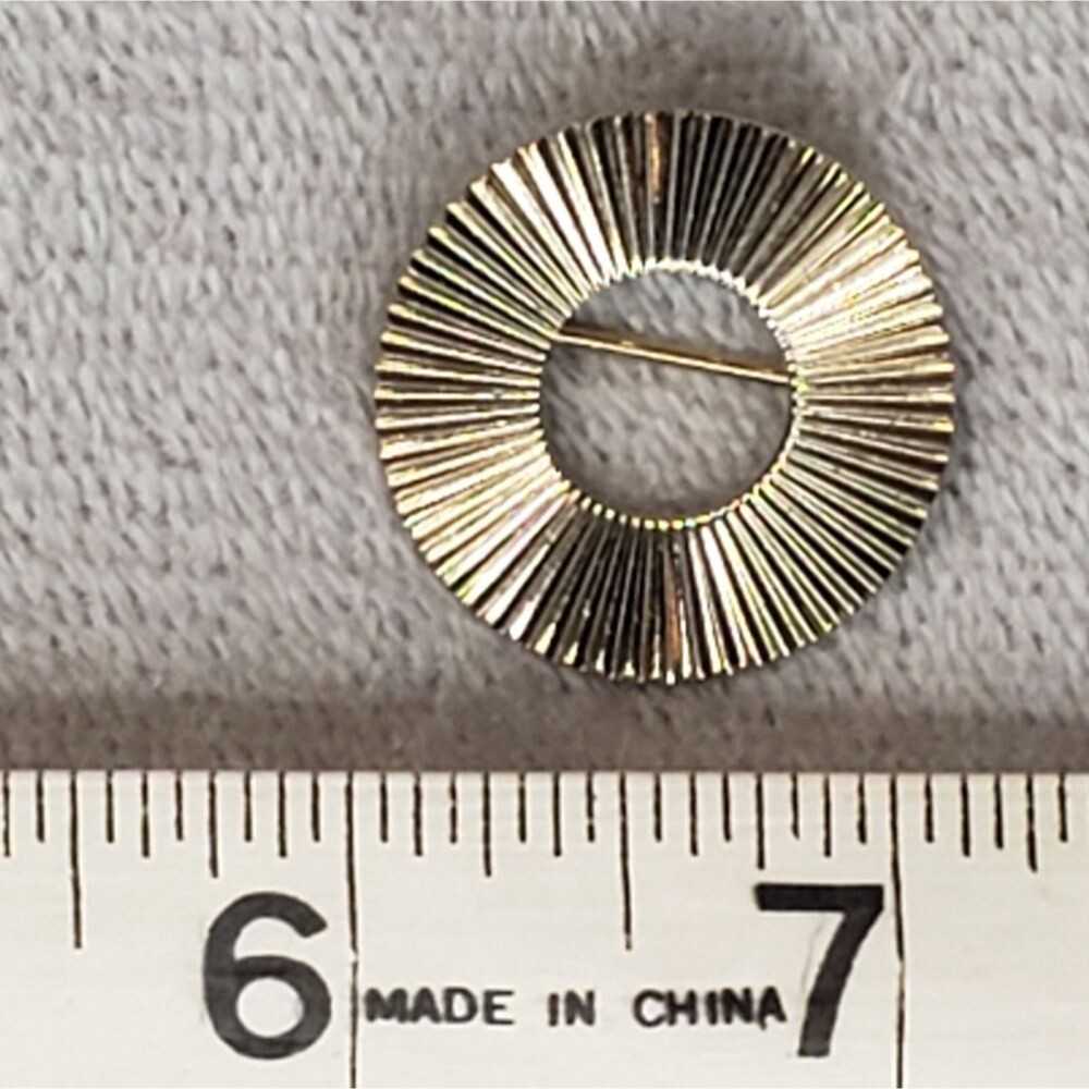 Gold Brooch, Ribbed design Coro - Picture 6 of 6